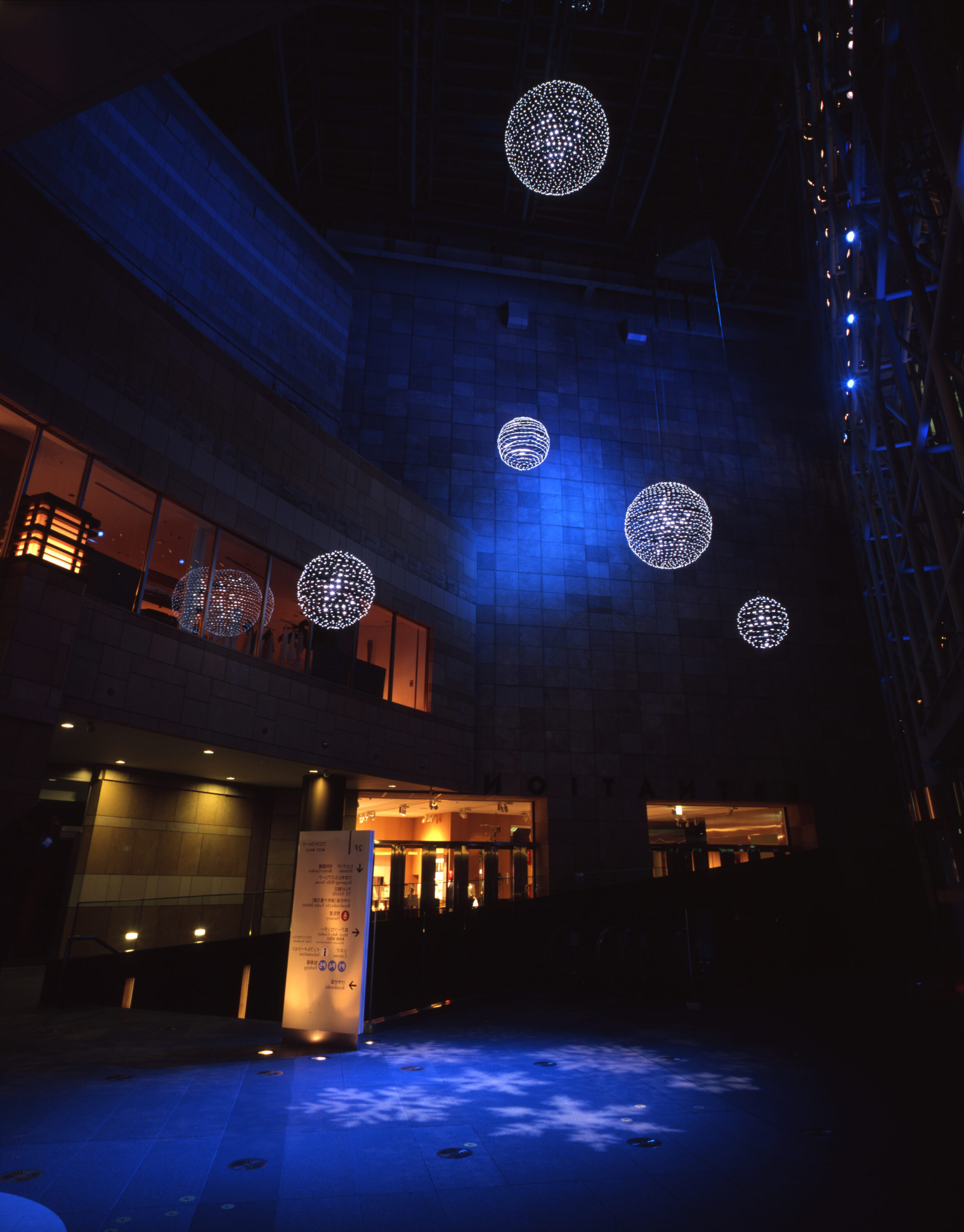 六本木ヒルズ　けやき坂クリスマスイルミネーション Snow & Blue 2003